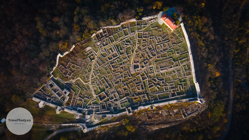 Щуменската крепост снимкана отвисоко