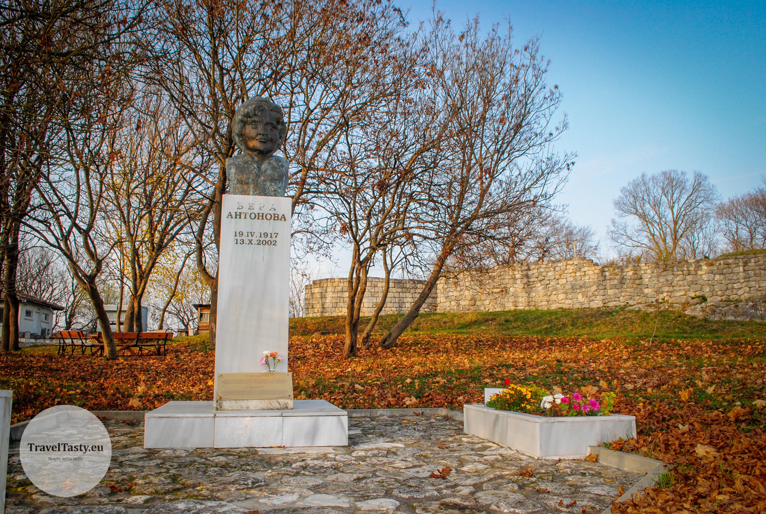 Бюстът на археолога Вера Антонова в пределите на Шуменската крепост