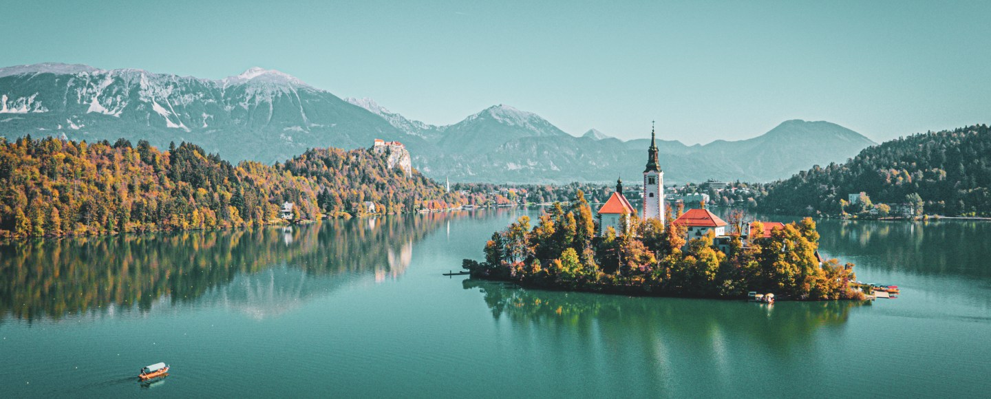 Блед, Словения - островът с църквата и замъкът. Панорамна гледка.