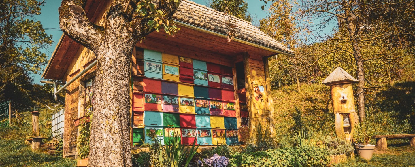 Пчелин в Словения